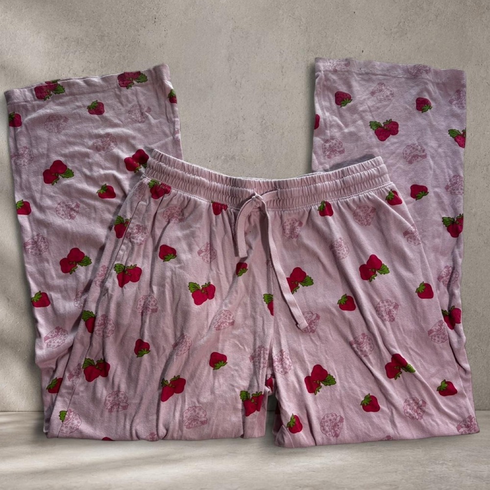 Strawberry Shortcake pink pajama pants
Size XL